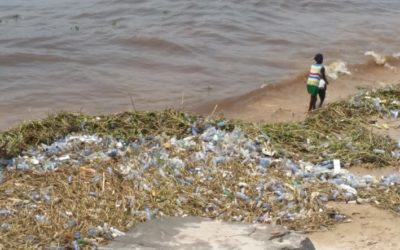 Le fleuve Congo : l’invasion désastreuse des bouteilles en plastique